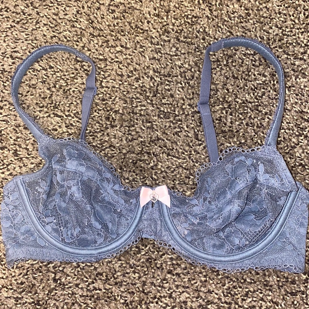 Victoria secret bra hardly warn, runs on the small side but super cute!